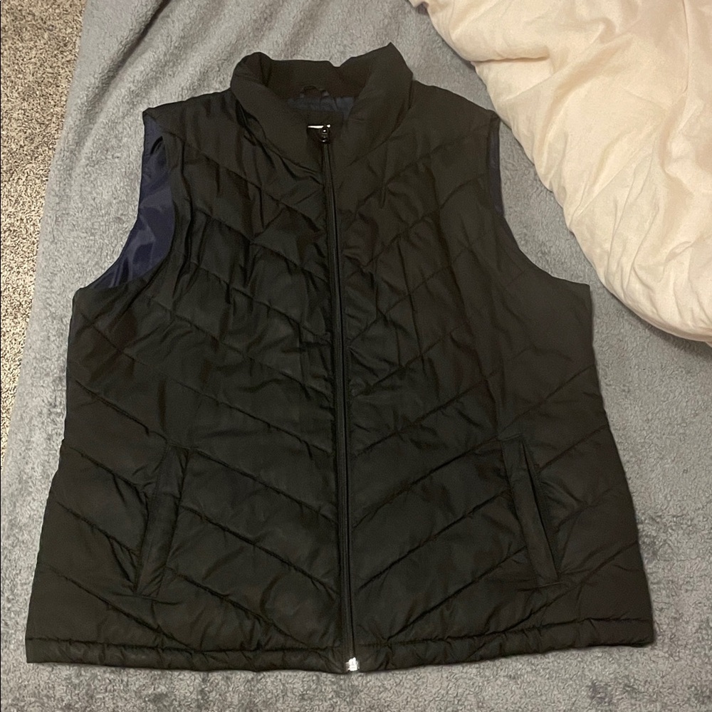 GAP Women's Black Puffer Vest